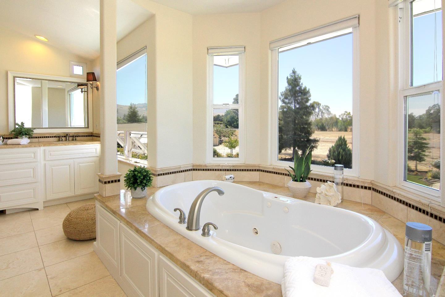 Detail Gallery Image 16 of 45 For 475 Torrano Ct, Hollister,  CA 95023 - 6 Beds | 4 Baths