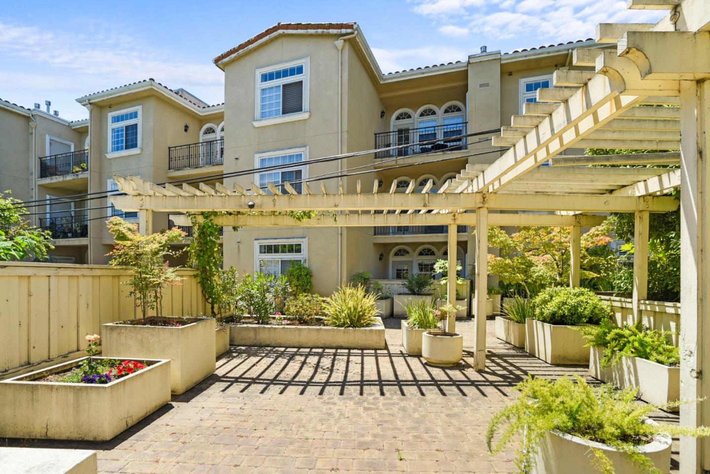 Detail Gallery Image 18 of 20 For 530 El Camino Real #107,  Burlingame,  CA 94010 - 3 Beds | 3 Baths