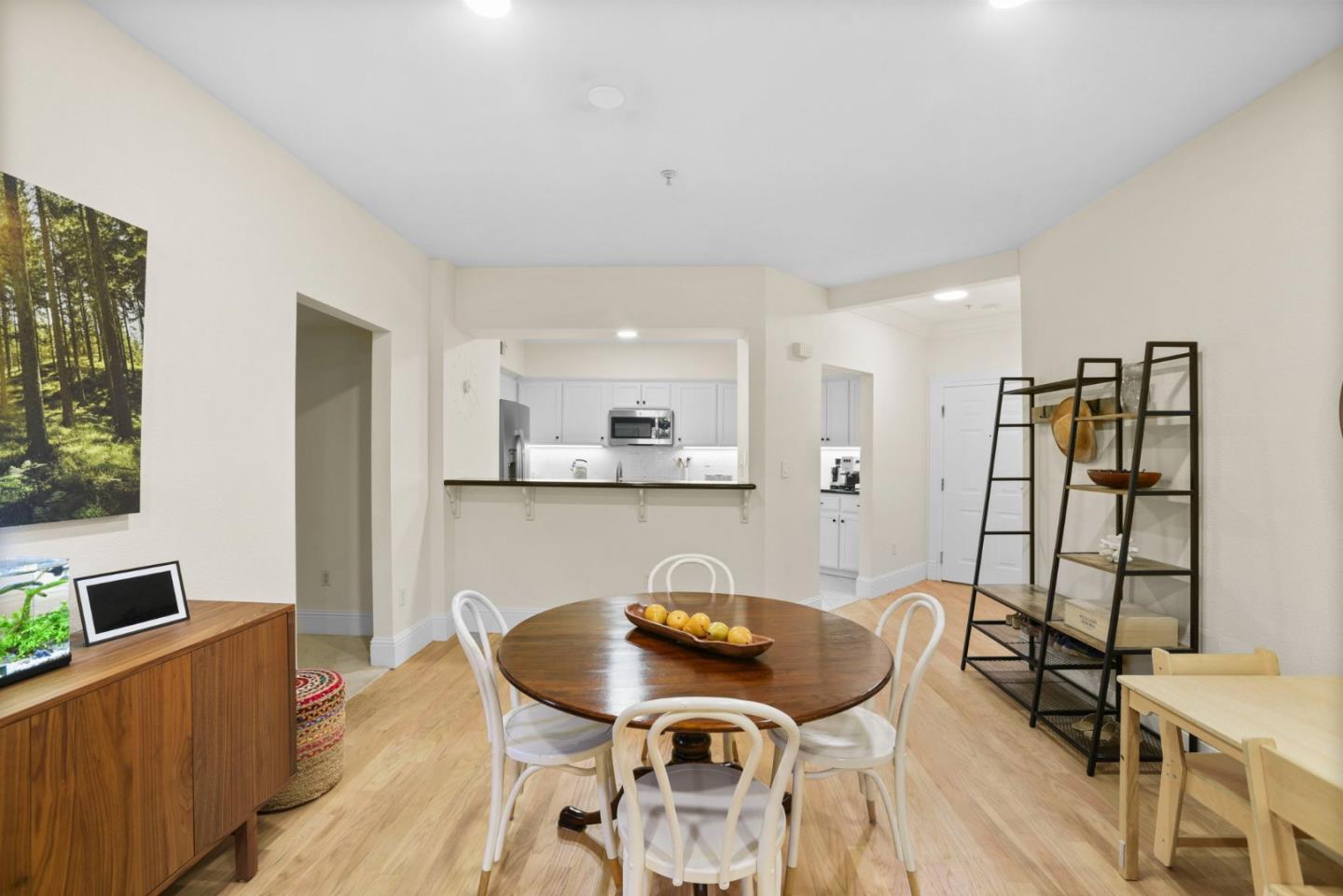 Detail Gallery Image 4 of 20 For 530 El Camino Real #107,  Burlingame,  CA 94010 - 3 Beds | 3 Baths
