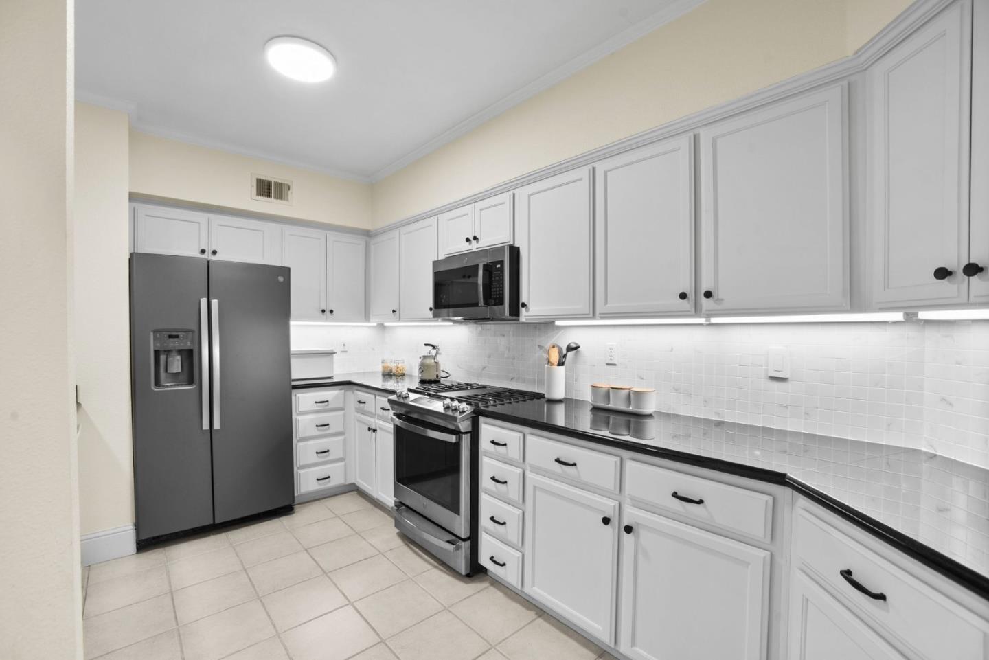 Detail Gallery Image 5 of 20 For 530 El Camino Real #107,  Burlingame,  CA 94010 - 3 Beds | 3 Baths