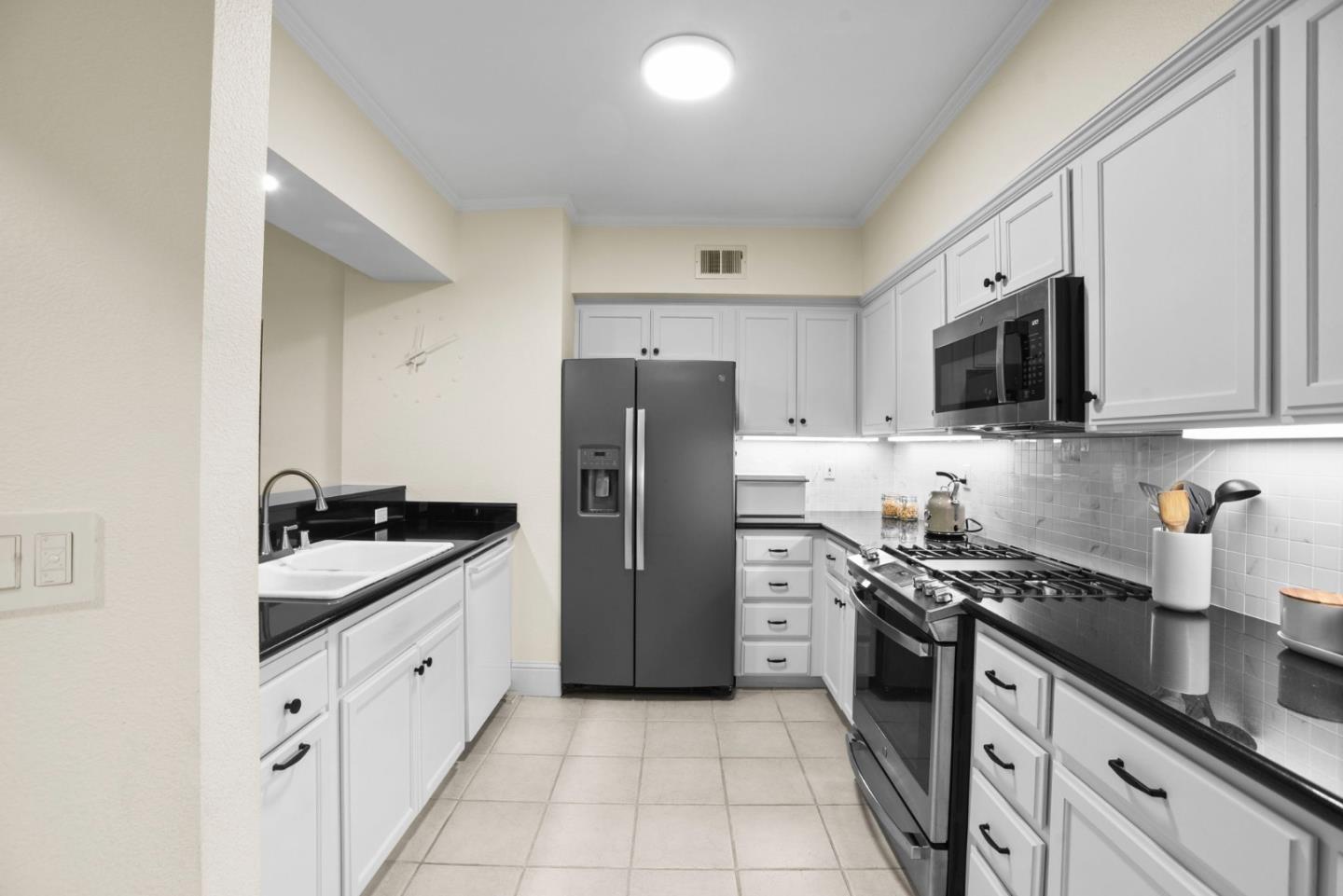 Detail Gallery Image 6 of 20 For 530 El Camino Real #107,  Burlingame,  CA 94010 - 3 Beds | 3 Baths