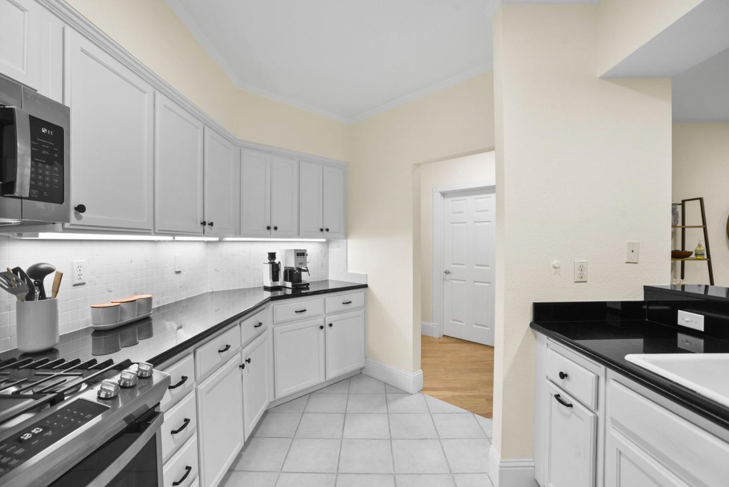 Detail Gallery Image 7 of 20 For 530 El Camino Real #107,  Burlingame,  CA 94010 - 3 Beds | 3 Baths