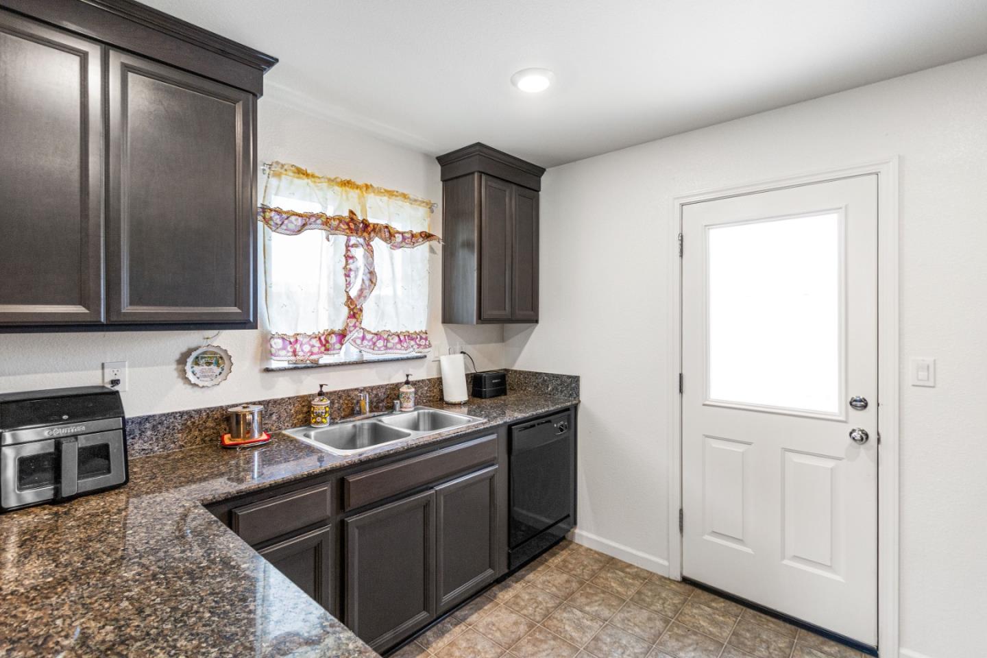 Detail Gallery Image 4 of 24 For 733 Marcelina Ct, Merced,  CA 95341 - 3 Beds | 2 Baths