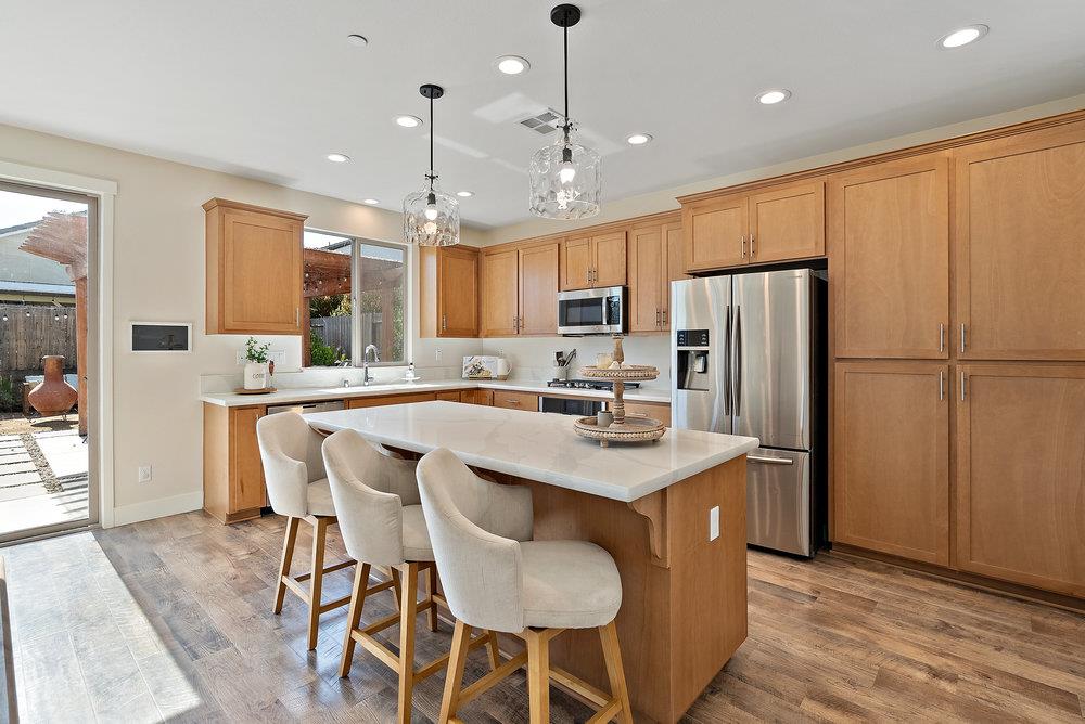 Detail Gallery Image 10 of 55 For 1299 Wildrose Dr, Hollister,  CA 95023 - 5 Beds | 3 Baths