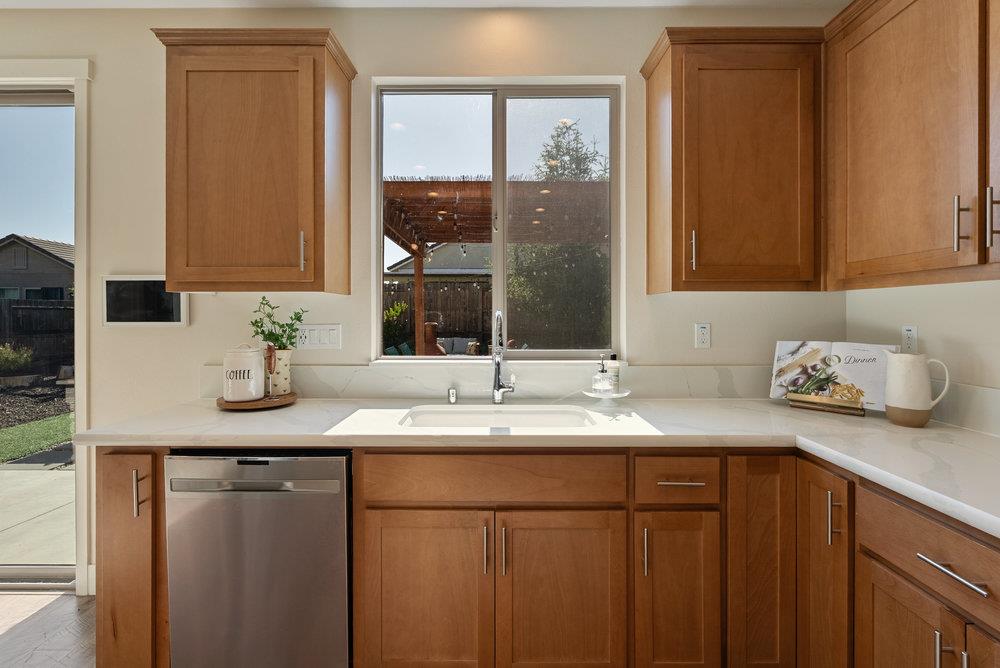 Detail Gallery Image 12 of 55 For 1299 Wildrose Dr, Hollister,  CA 95023 - 5 Beds | 3 Baths