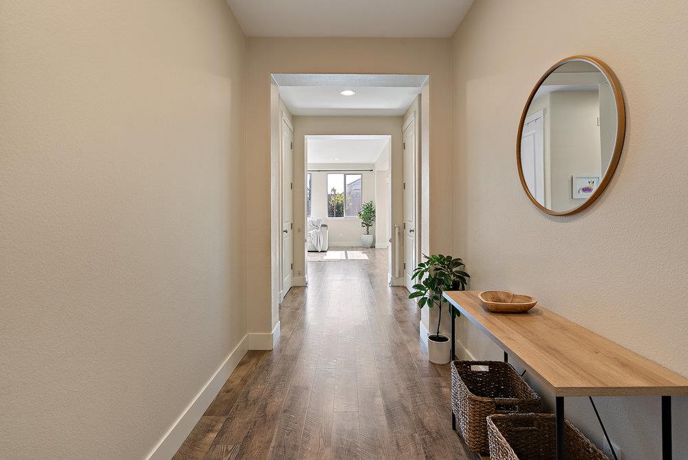 Detail Gallery Image 3 of 55 For 1299 Wildrose Dr, Hollister,  CA 95023 - 5 Beds | 3 Baths