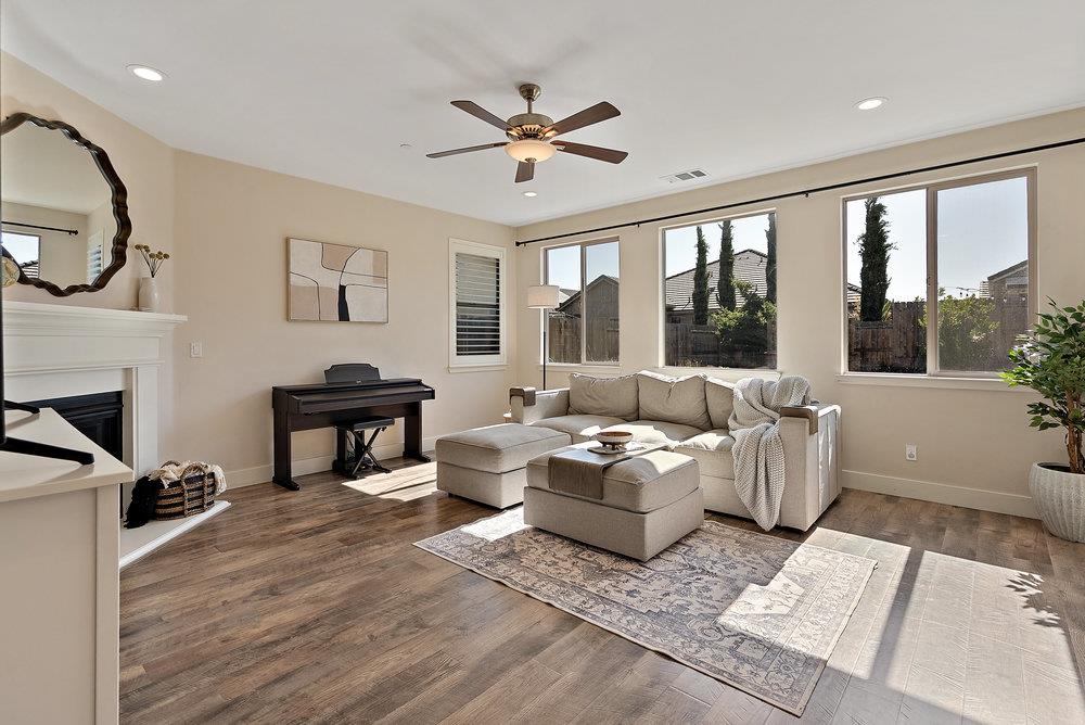 Detail Gallery Image 5 of 55 For 1299 Wildrose Dr, Hollister,  CA 95023 - 5 Beds | 3 Baths