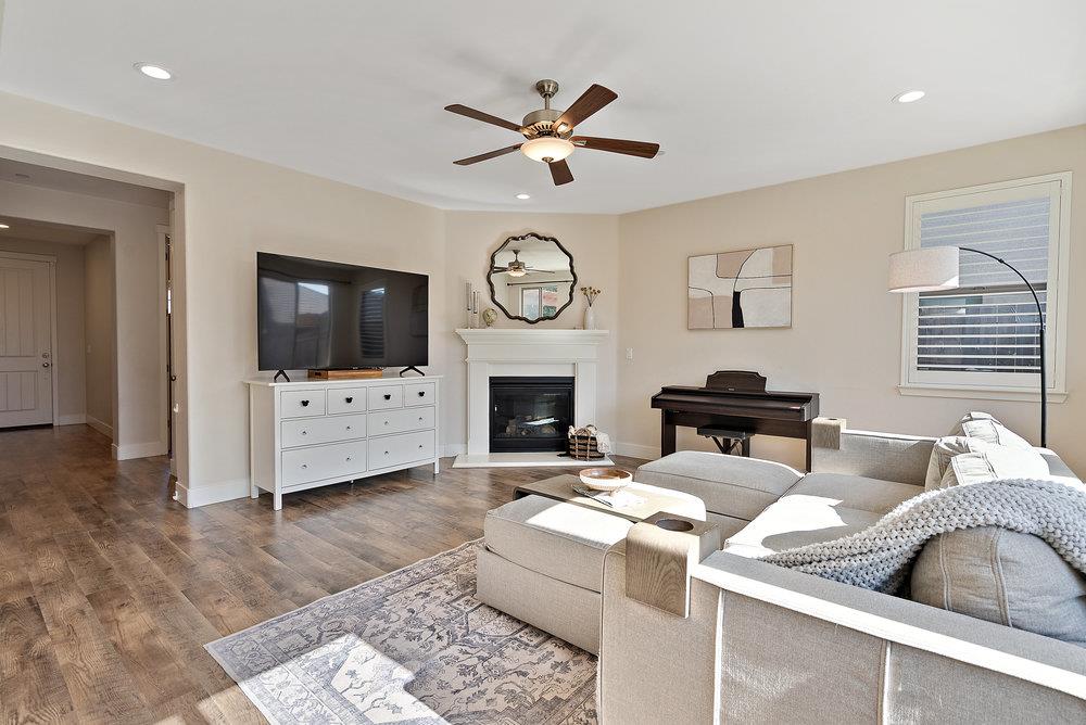 Detail Gallery Image 7 of 55 For 1299 Wildrose Dr, Hollister,  CA 95023 - 5 Beds | 3 Baths