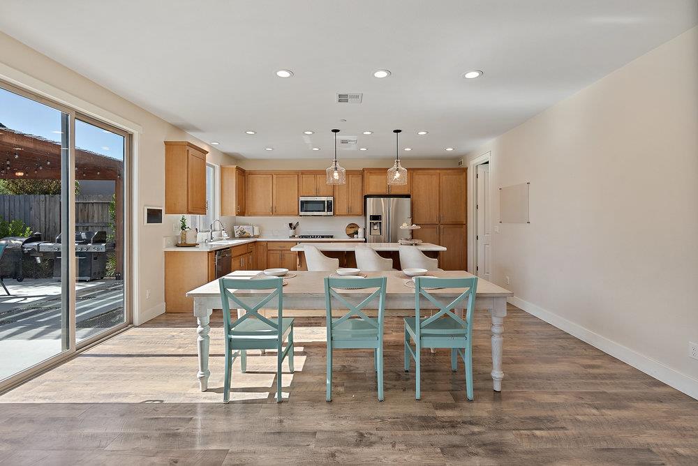 Detail Gallery Image 8 of 55 For 1299 Wildrose Dr, Hollister,  CA 95023 - 5 Beds | 3 Baths