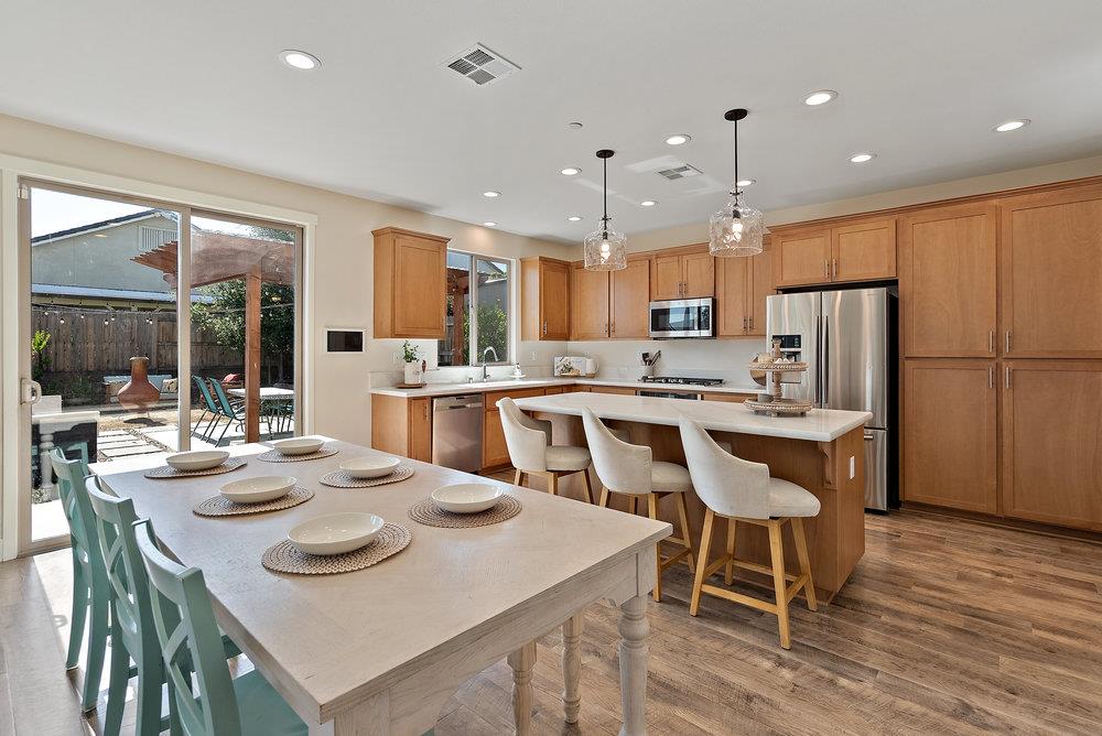Detail Gallery Image 9 of 55 For 1299 Wildrose Dr, Hollister,  CA 95023 - 5 Beds | 3 Baths