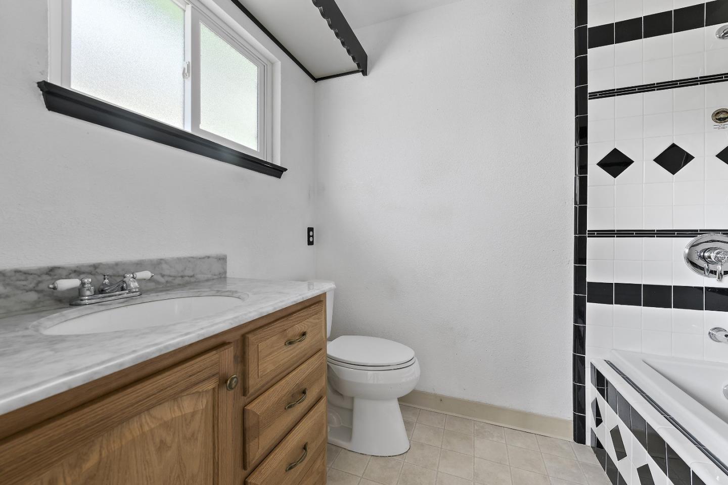 Detail Gallery Image 16 of 26 For 2243 Emmett Ct, Santa Clara,  CA 95051 - 4 Beds | 2/1 Baths
