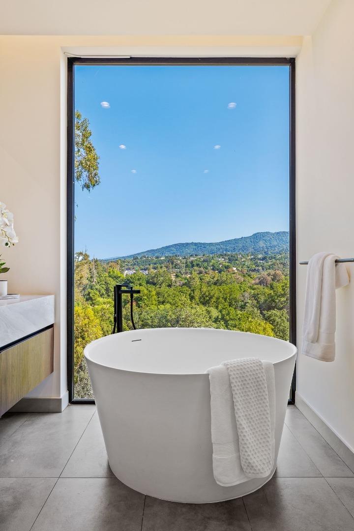 Detail Gallery Image 27 of 48 For 25251 La Rena Ln, Los Altos Hills,  CA 94022 - 5 Beds | 5/3 Baths