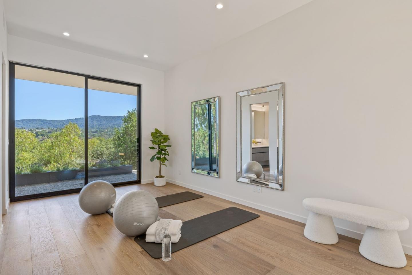 Detail Gallery Image 32 of 48 For 25251 La Rena Ln, Los Altos Hills,  CA 94022 - 5 Beds | 5/3 Baths