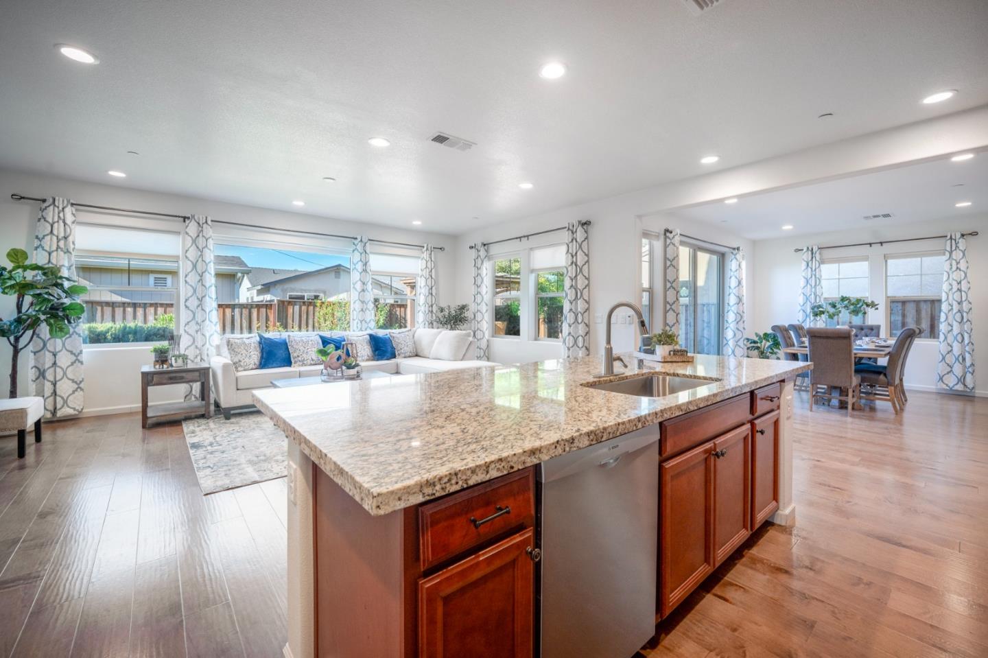 Detail Gallery Image 3 of 37 For 712 Baxter Way, Gilroy,  CA 95020 - 4 Beds | 3 Baths