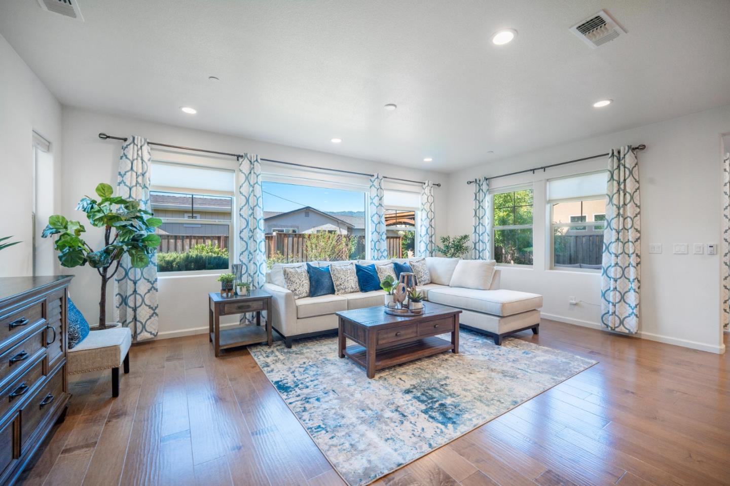 Detail Gallery Image 5 of 37 For 712 Baxter Way, Gilroy,  CA 95020 - 4 Beds | 3 Baths