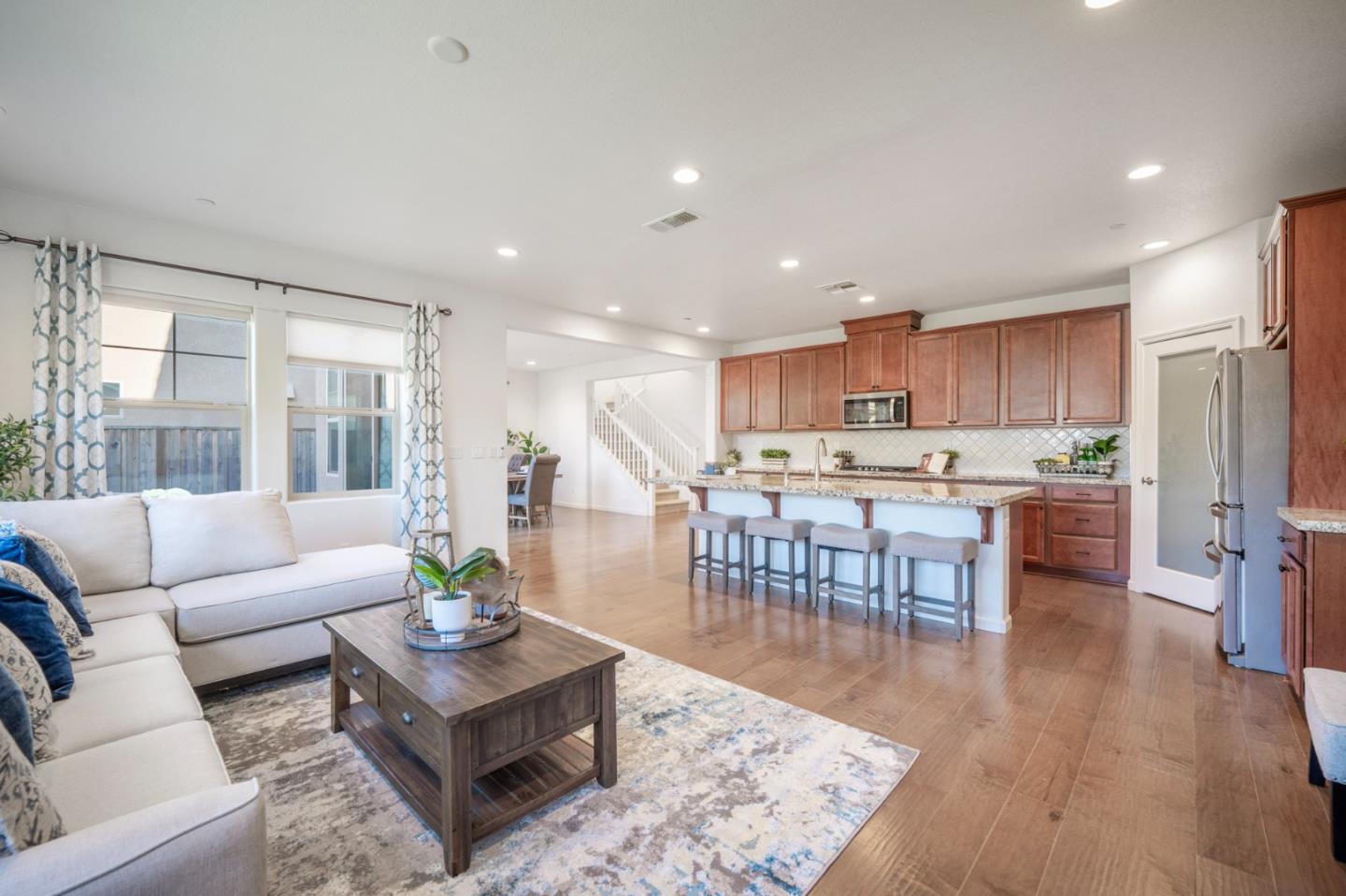 Detail Gallery Image 7 of 37 For 712 Baxter Way, Gilroy,  CA 95020 - 4 Beds | 3 Baths