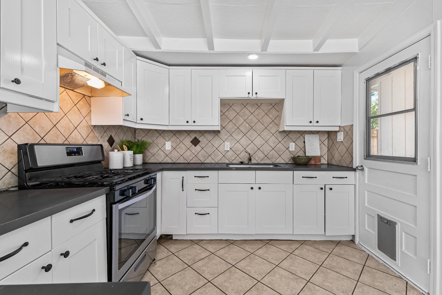 Detail Gallery Image 10 of 43 For 1651 Cabrillo Ave, Santa Clara,  CA 95050 - 3 Beds | 1 Baths