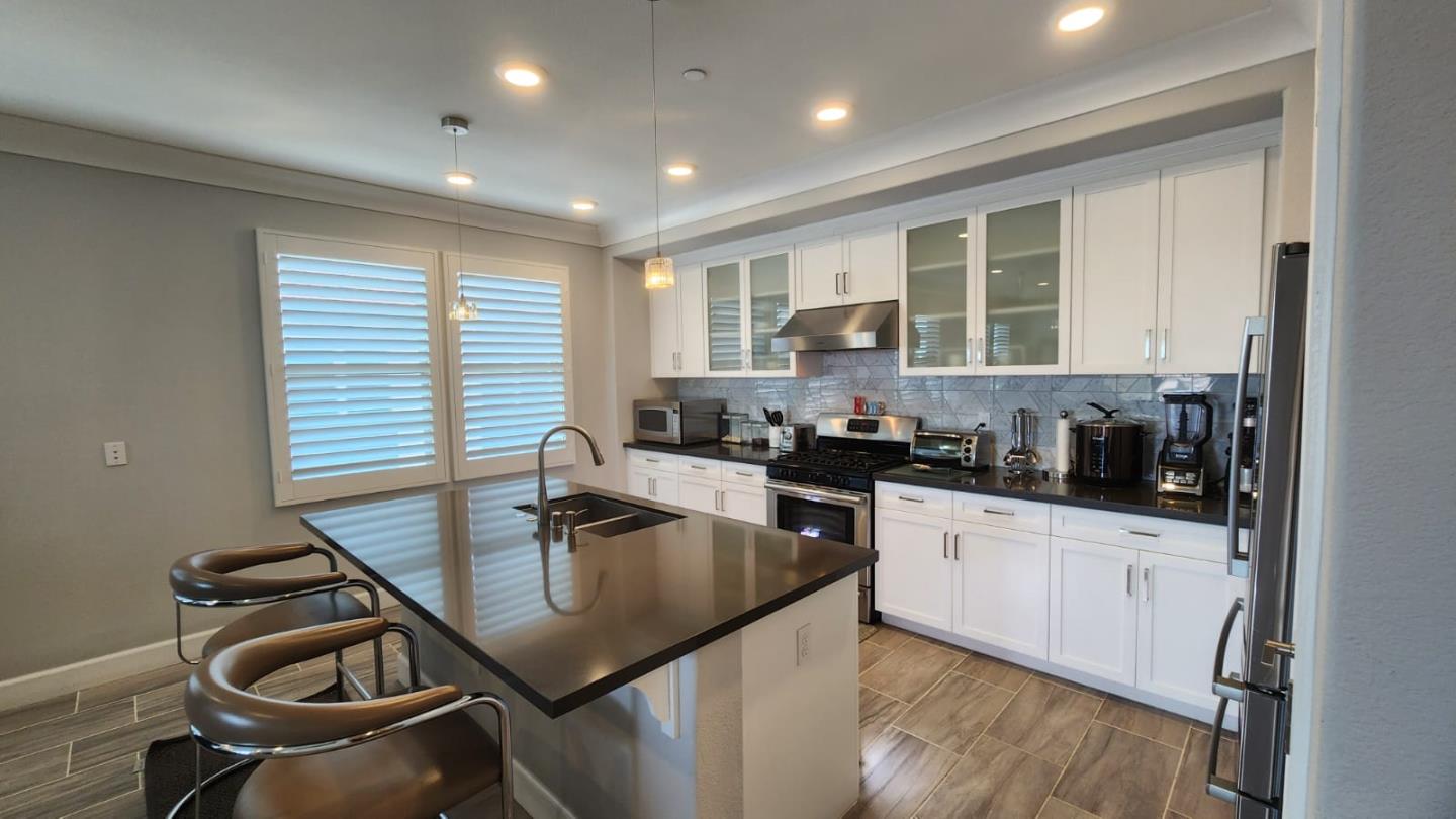 Detail Gallery Image 3 of 32 For 1068 Bigleaf Pl #402,  San Jose,  CA 95131 - 3 Beds | 2/1 Baths