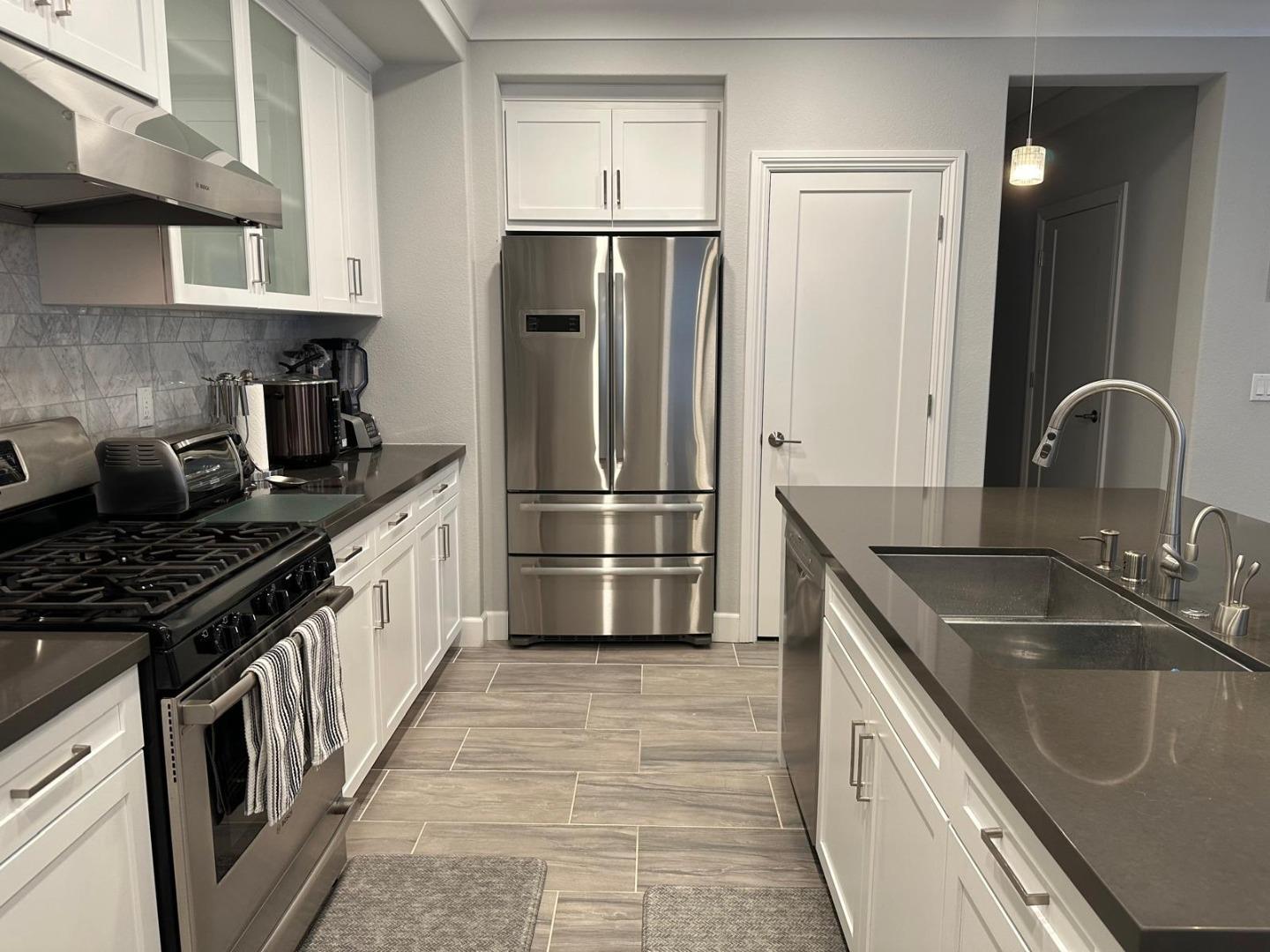 Detail Gallery Image 4 of 32 For 1068 Bigleaf Pl #402,  San Jose,  CA 95131 - 3 Beds | 2/1 Baths