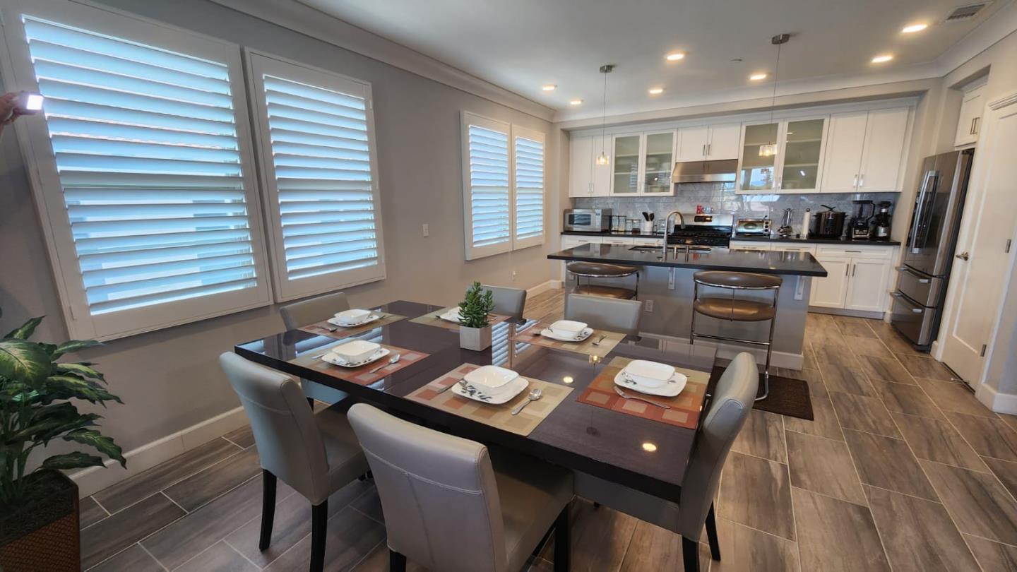 Detail Gallery Image 5 of 32 For 1068 Bigleaf Pl #402,  San Jose,  CA 95131 - 3 Beds | 2/1 Baths