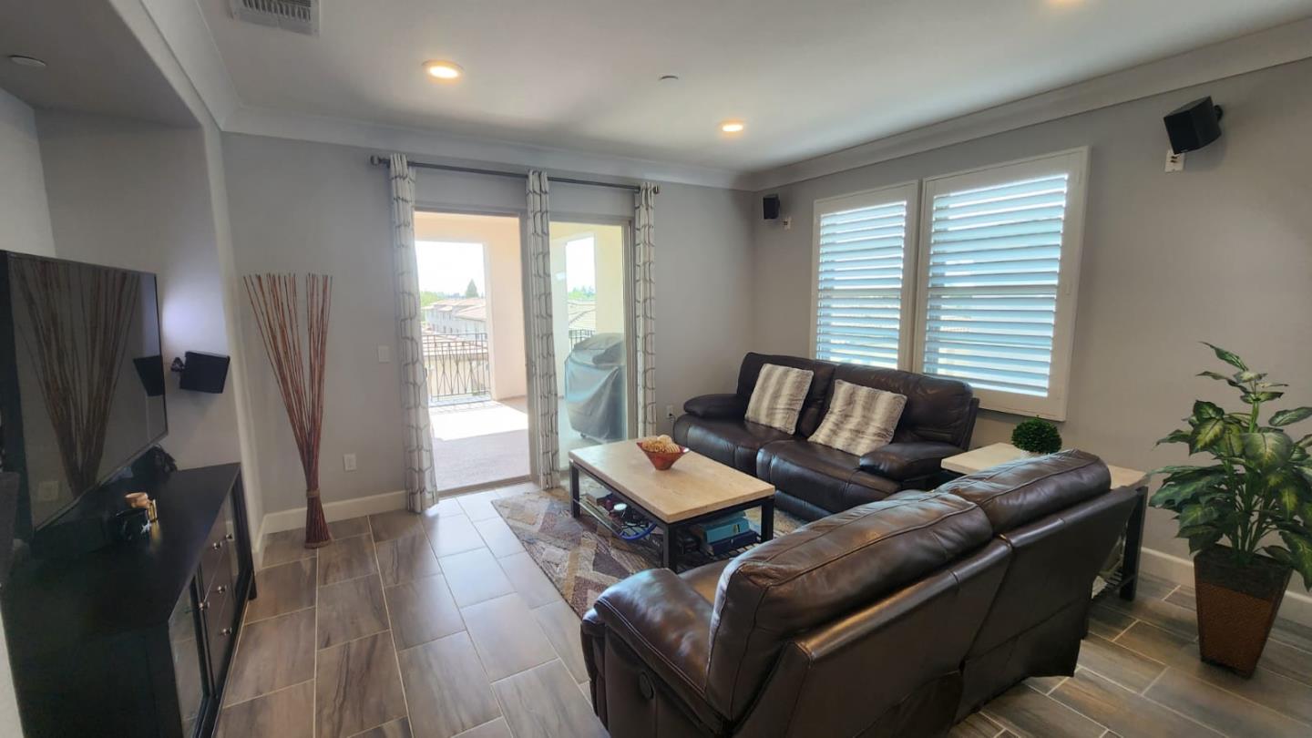 Detail Gallery Image 6 of 32 For 1068 Bigleaf Pl #402,  San Jose,  CA 95131 - 3 Beds | 2/1 Baths