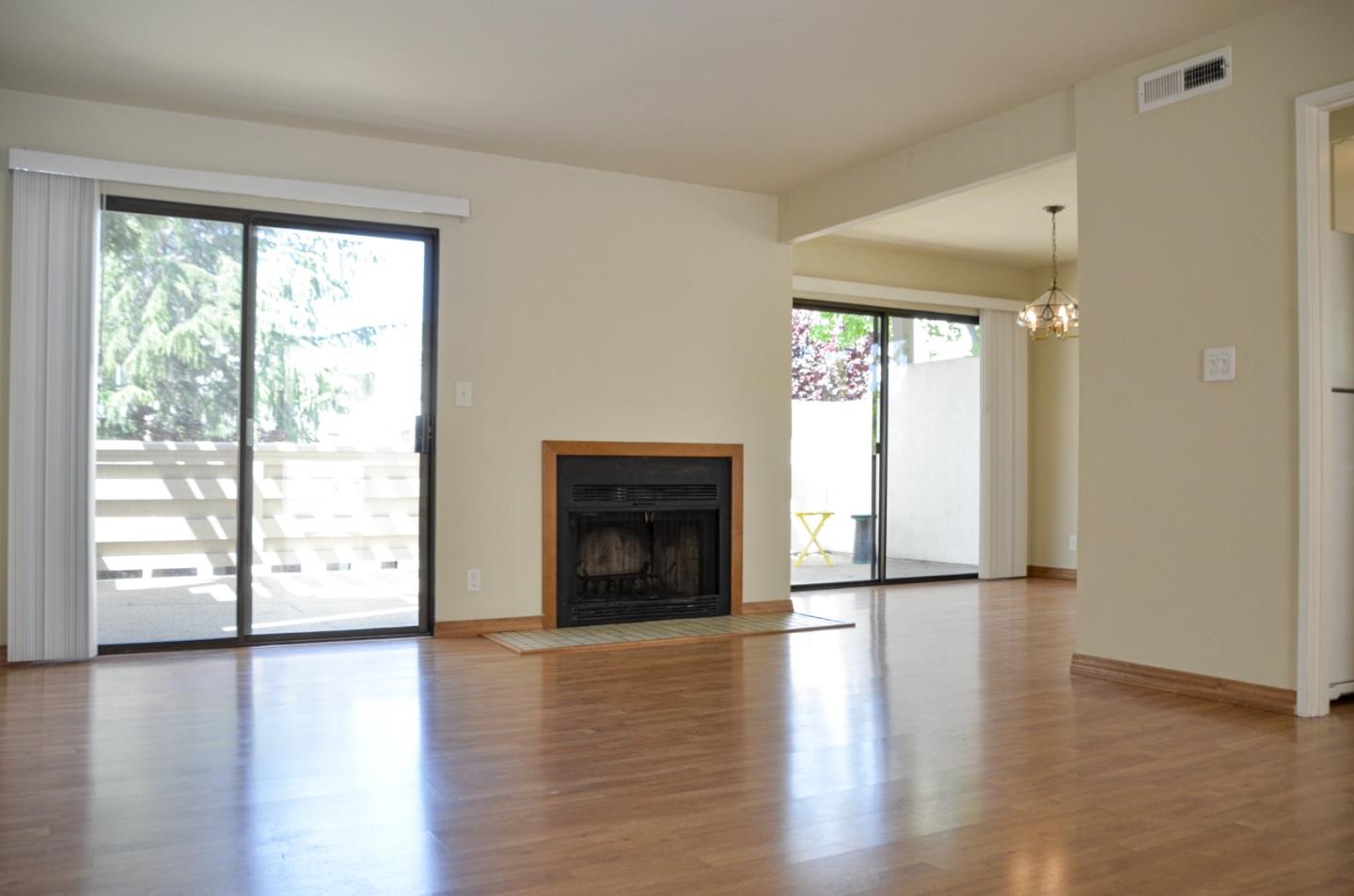 Detail Gallery Image 4 of 39 For 70 Mozden Ln, Pleasant Hill,  CA 94523 - 2 Beds | 2 Baths