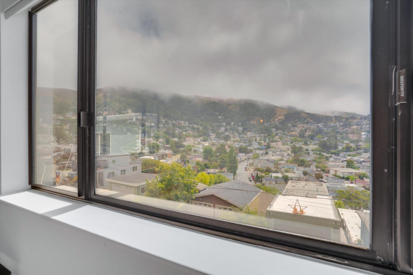 Detail Gallery Image 33 of 52 For 141 Santa Clara St, Brisbane,  CA 94005 - 4 Beds | 3/1 Baths