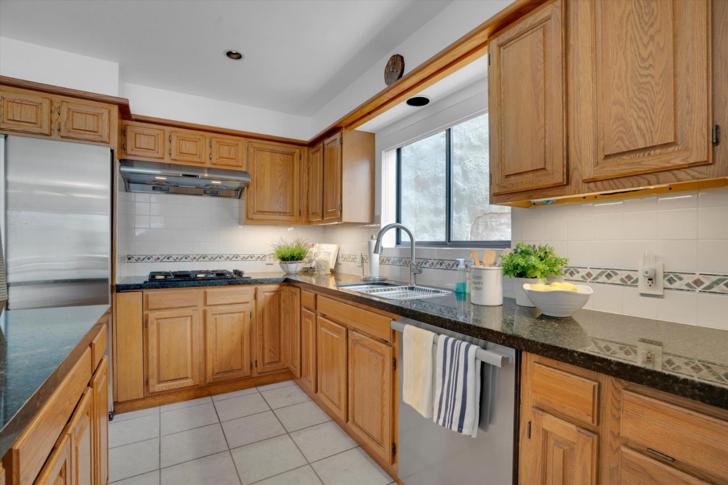 Detail Gallery Image 7 of 52 For 141 Santa Clara St, Brisbane,  CA 94005 - 4 Beds | 3/1 Baths