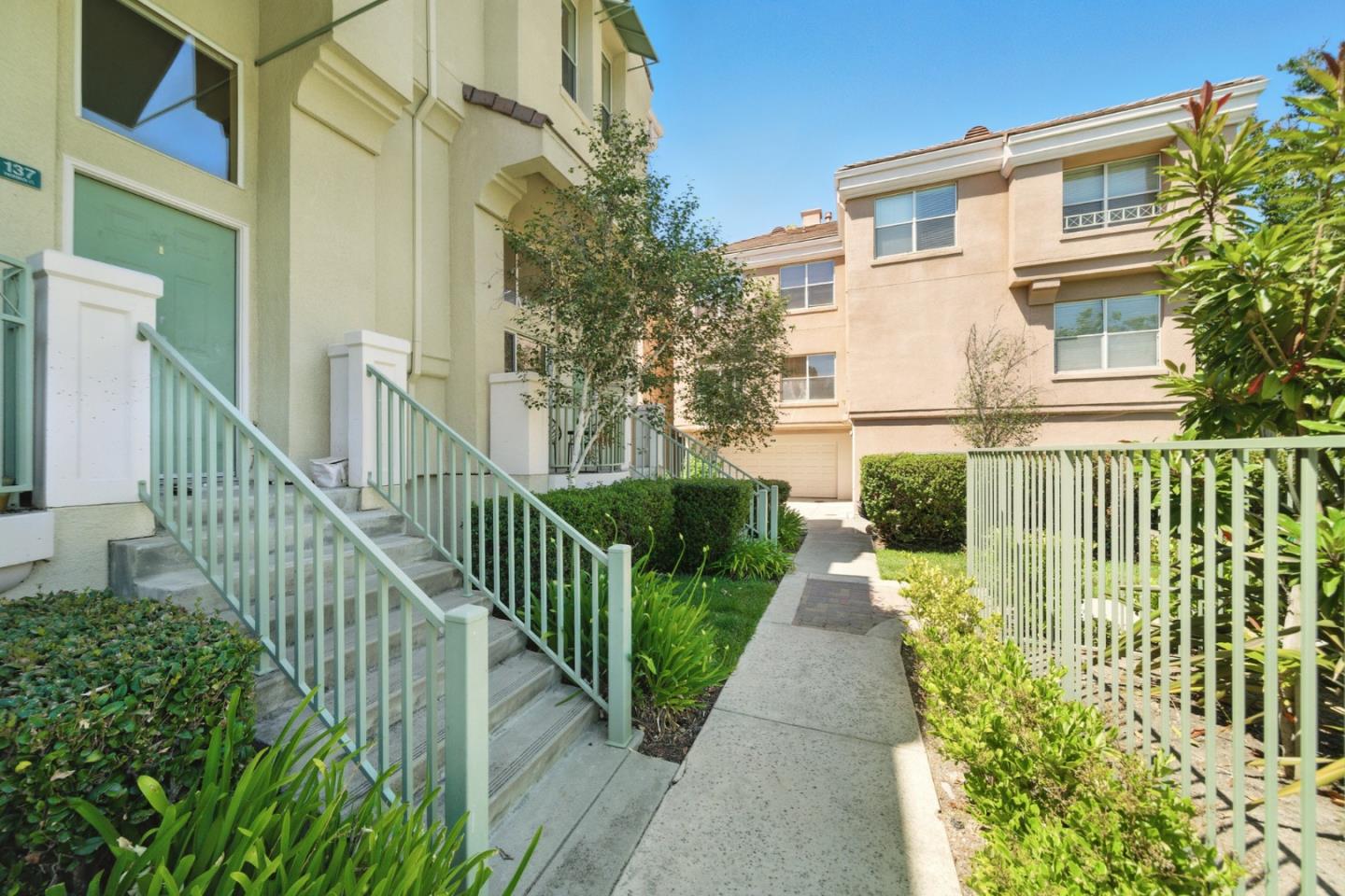 Detail Gallery Image 2 of 63 For 135 Frederick Ct, Mountain View,  CA 94043 - 3 Beds | 2/1 Baths