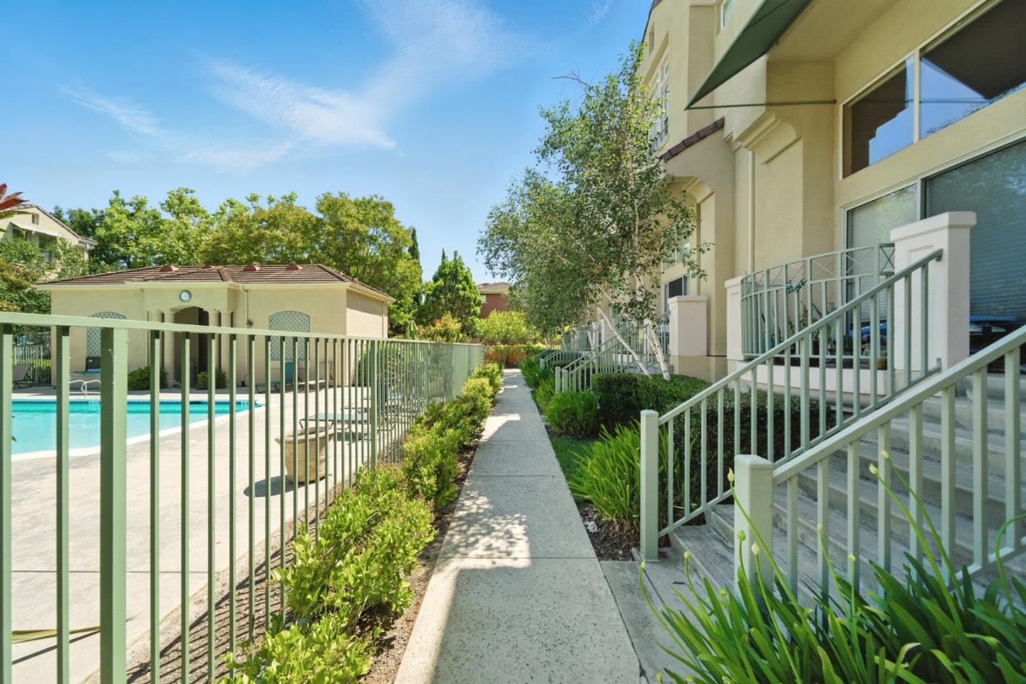 Detail Gallery Image 3 of 63 For 135 Frederick Ct, Mountain View,  CA 94043 - 3 Beds | 2/1 Baths