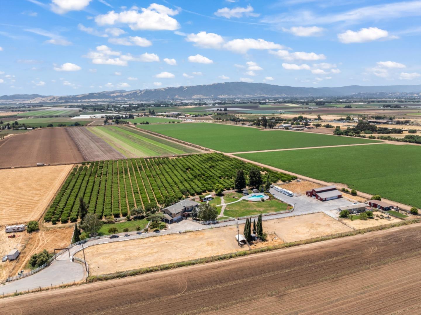 Detail Gallery Image 3 of 42 For 3465 Susie Ln, Gilroy,  CA 95020 - 4 Beds | 2/2 Baths