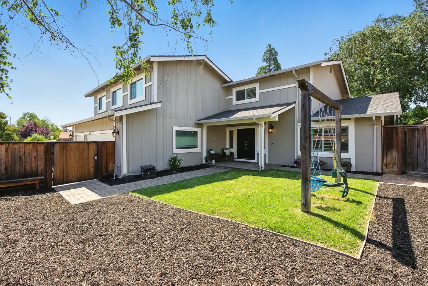Detail Gallery Image 4 of 54 For 1010 Creekside Ct, Morgan Hill,  CA 95037 - 5 Beds | 3 Baths