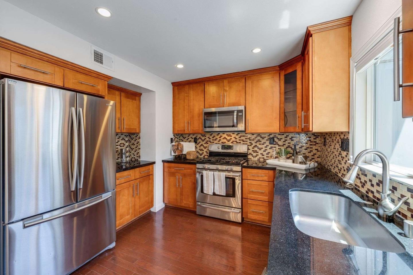 Detail Gallery Image 11 of 36 For 829 Montgomery St, Mountain View,  CA 94041 - 2 Beds | 2/1 Baths