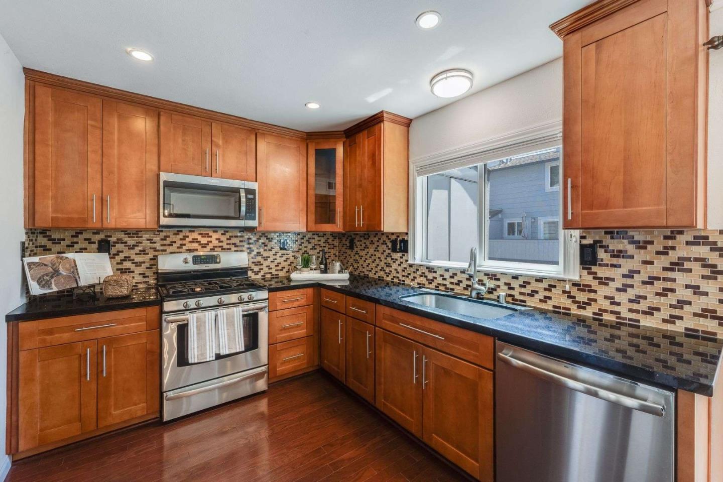 Detail Gallery Image 12 of 36 For 829 Montgomery St, Mountain View,  CA 94041 - 2 Beds | 2/1 Baths
