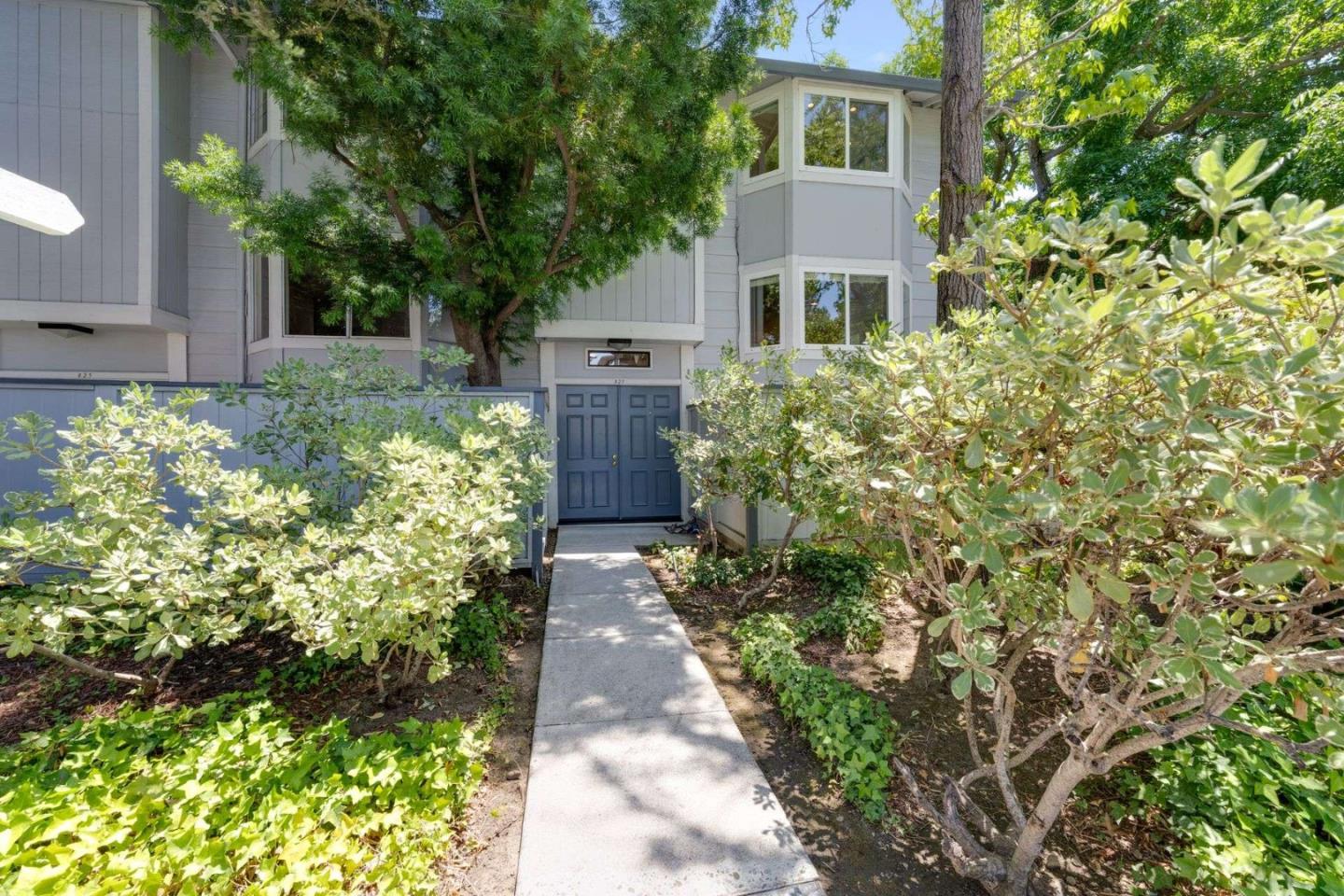 Detail Gallery Image 2 of 36 For 829 Montgomery St, Mountain View,  CA 94041 - 2 Beds | 2/1 Baths