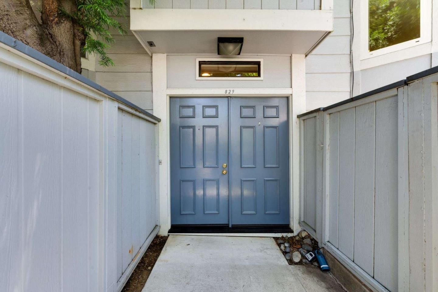 Detail Gallery Image 3 of 36 For 829 Montgomery St, Mountain View,  CA 94041 - 2 Beds | 2/1 Baths
