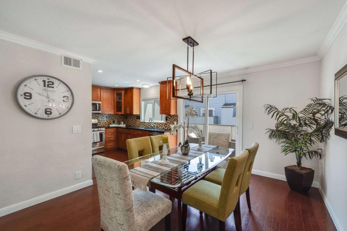 Detail Gallery Image 8 of 36 For 829 Montgomery St, Mountain View,  CA 94041 - 2 Beds | 2/1 Baths