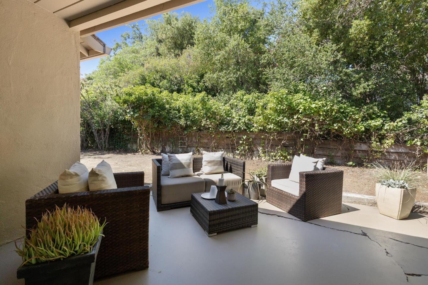 Detail Gallery Image 22 of 53 For 10605 Berkshire Dr, Los Altos Hills,  CA 94024 - 4 Beds | 3/1 Baths