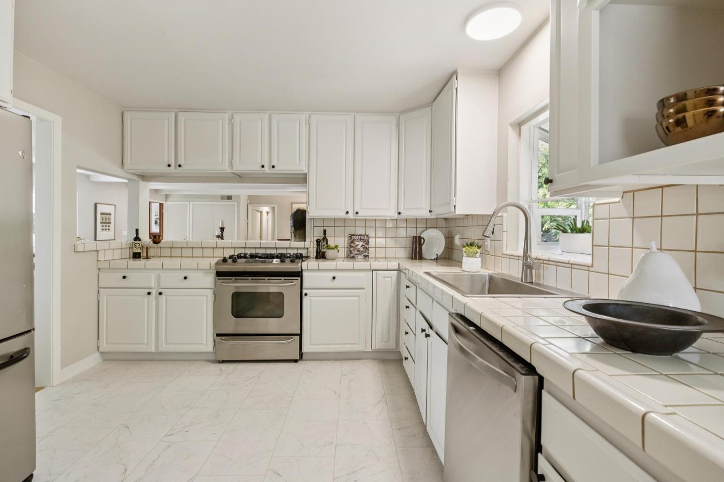 Detail Gallery Image 27 of 53 For 10605 Berkshire Dr, Los Altos Hills,  CA 94024 - 4 Beds | 3/1 Baths