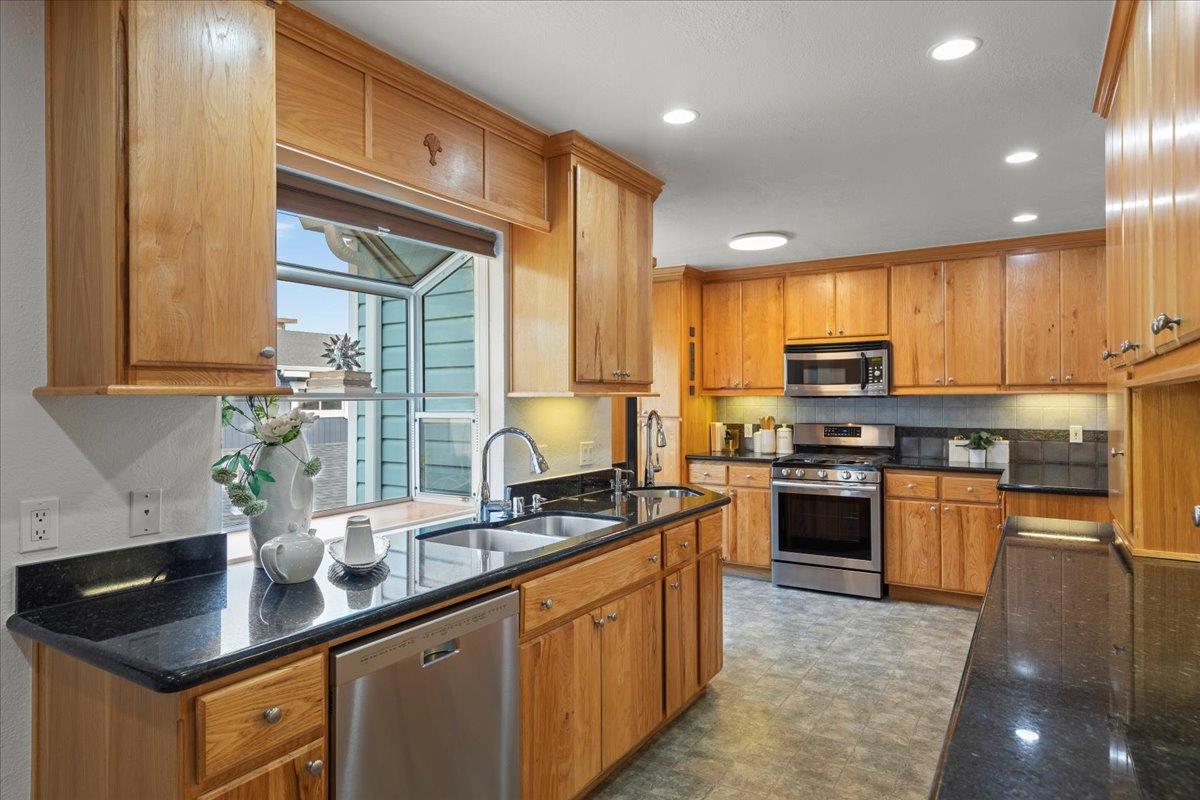 Detail Gallery Image 15 of 52 For 2204 170th Ave, Castro Valley,  CA 94546 - 4 Beds | 3 Baths