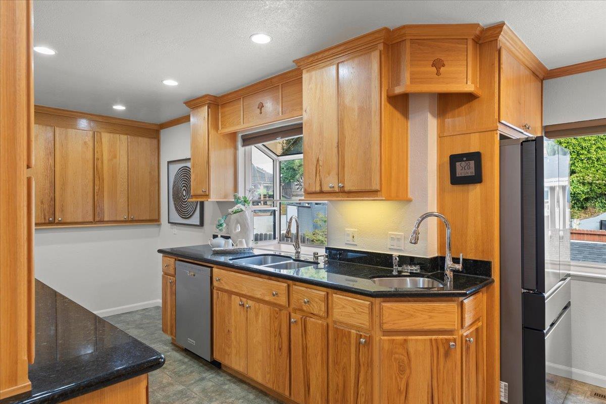 Detail Gallery Image 16 of 52 For 2204 170th Ave, Castro Valley,  CA 94546 - 4 Beds | 3 Baths
