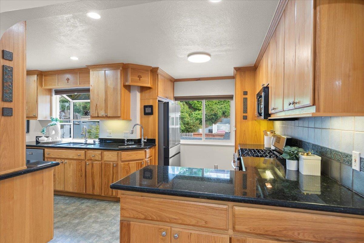 Detail Gallery Image 18 of 52 For 2204 170th Ave, Castro Valley,  CA 94546 - 4 Beds | 3 Baths