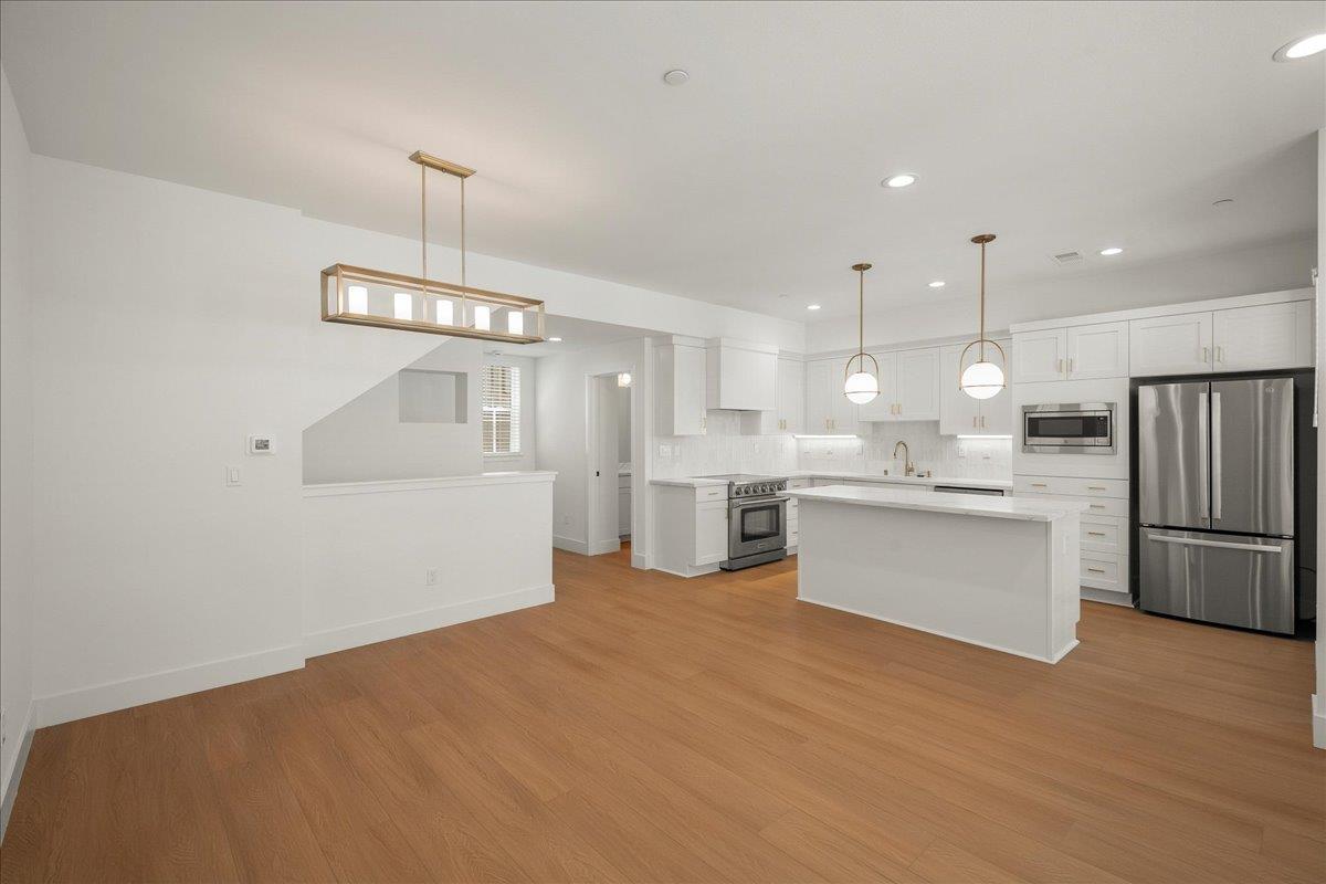 Detail Gallery Image 5 of 25 For 224 Carroll St #8,  Sunnyvale,  CA 94086 - 3 Beds | 2/1 Baths