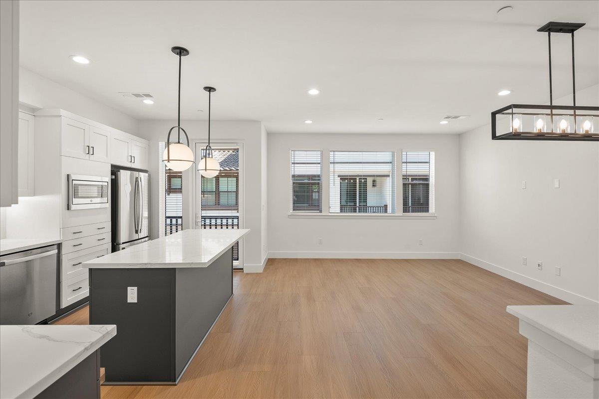 Detail Gallery Image 2 of 30 For 224 Carroll St #2,  Sunnyvale,  CA 94086 - 3 Beds | 2/1 Baths