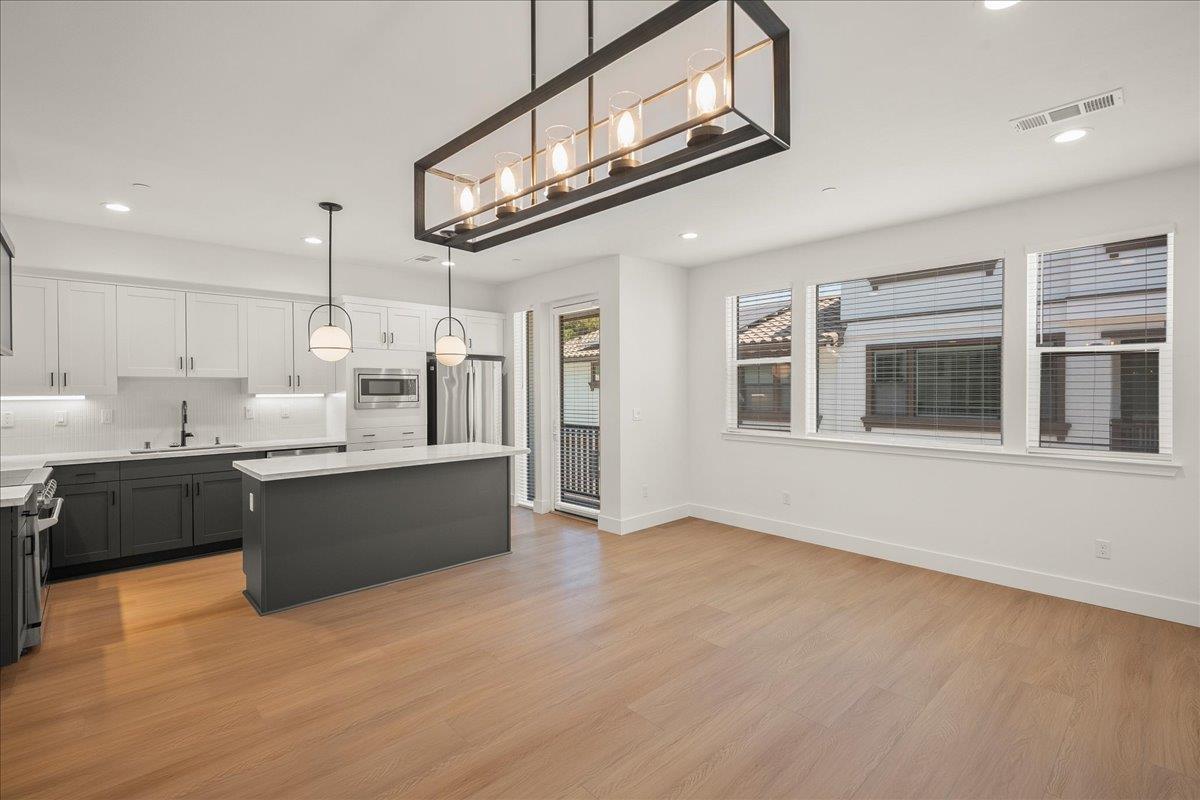 Detail Gallery Image 7 of 30 For 224 Carroll St #2,  Sunnyvale,  CA 94086 - 3 Beds | 2/1 Baths