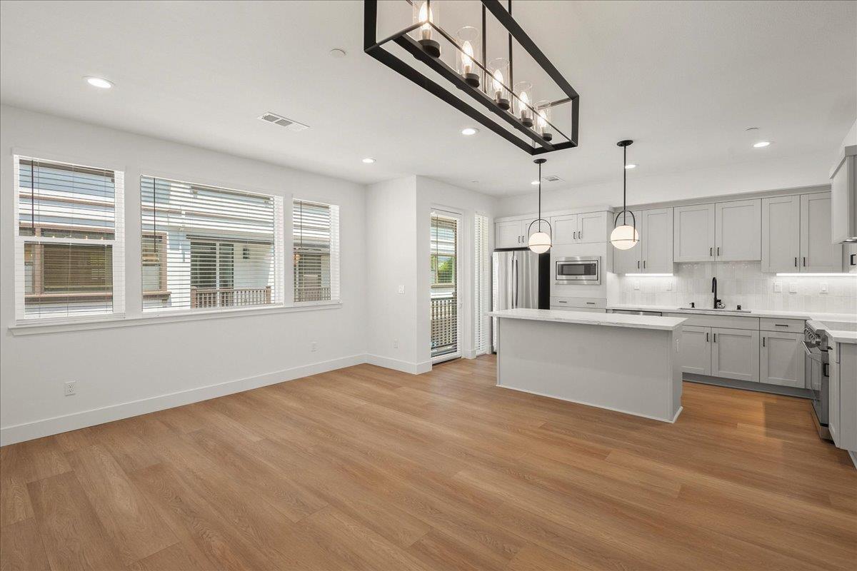 Detail Gallery Image 11 of 31 For 224 Carroll St #7,  Sunnyvale,  CA 94086 - 3 Beds | 2/1 Baths
