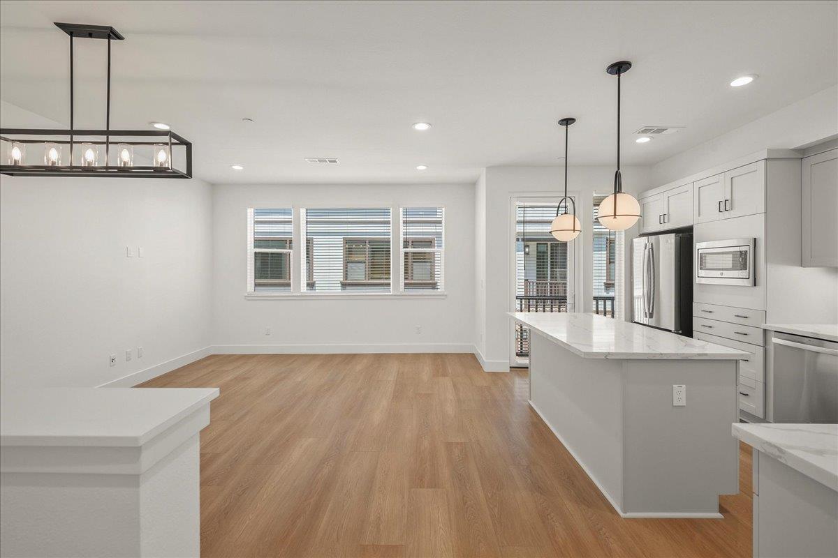 Detail Gallery Image 6 of 31 For 224 Carroll St #7,  Sunnyvale,  CA 94086 - 3 Beds | 2/1 Baths