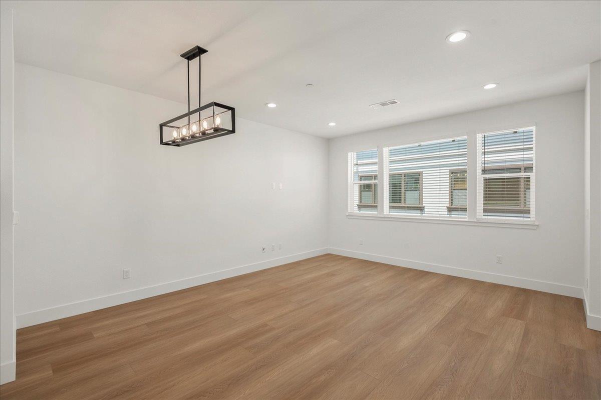 Detail Gallery Image 7 of 31 For 224 Carroll St #7,  Sunnyvale,  CA 94086 - 3 Beds | 2/1 Baths