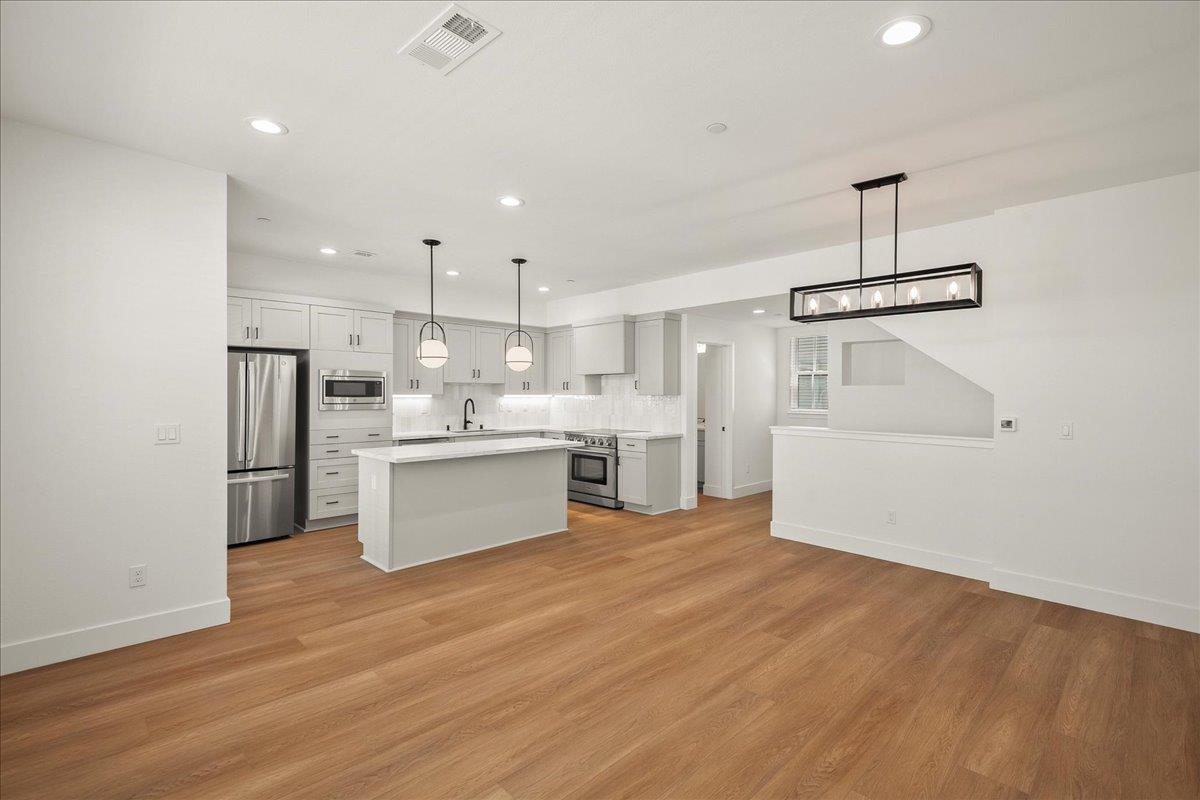 Detail Gallery Image 9 of 31 For 224 Carroll St #7,  Sunnyvale,  CA 94086 - 3 Beds | 2/1 Baths