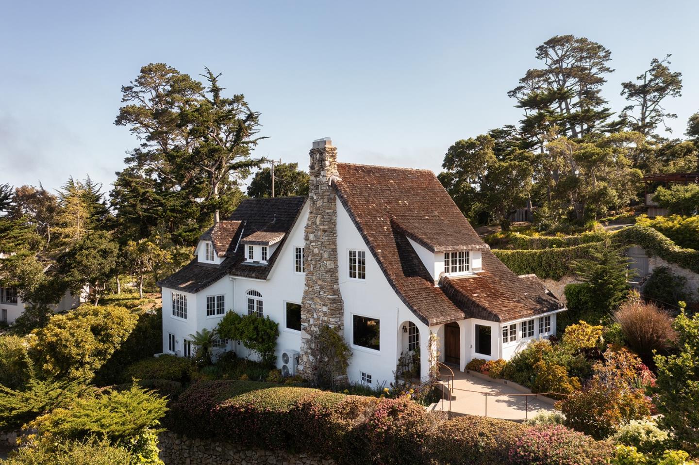 Detail Gallery Image 4 of 48 For 110 Pine Way, Carmel,  CA 93923 - 4 Beds | 4/1 Baths
